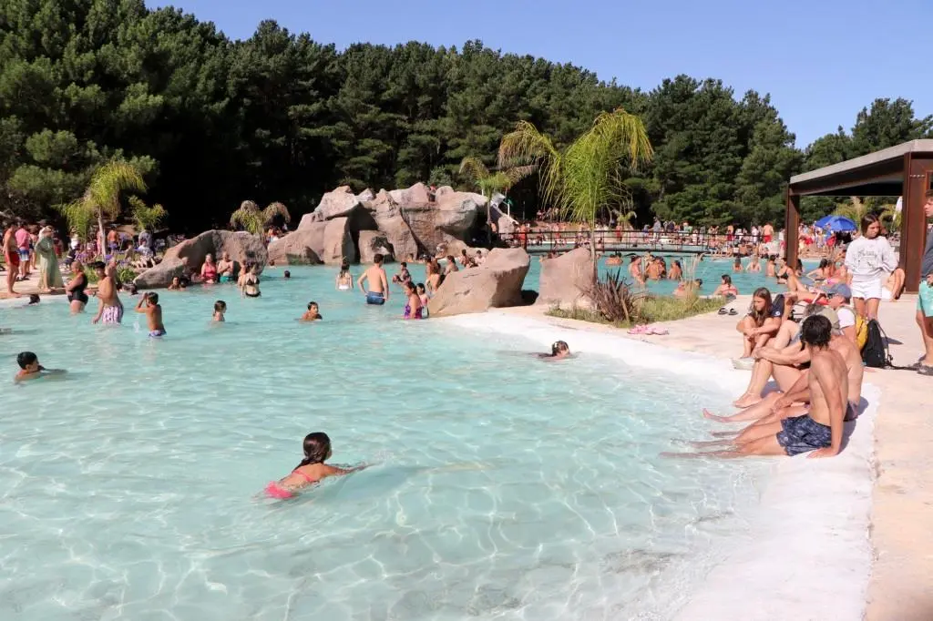 El éxito de Aguas del Pinar impulsará la pavimentación del acceso al balneario