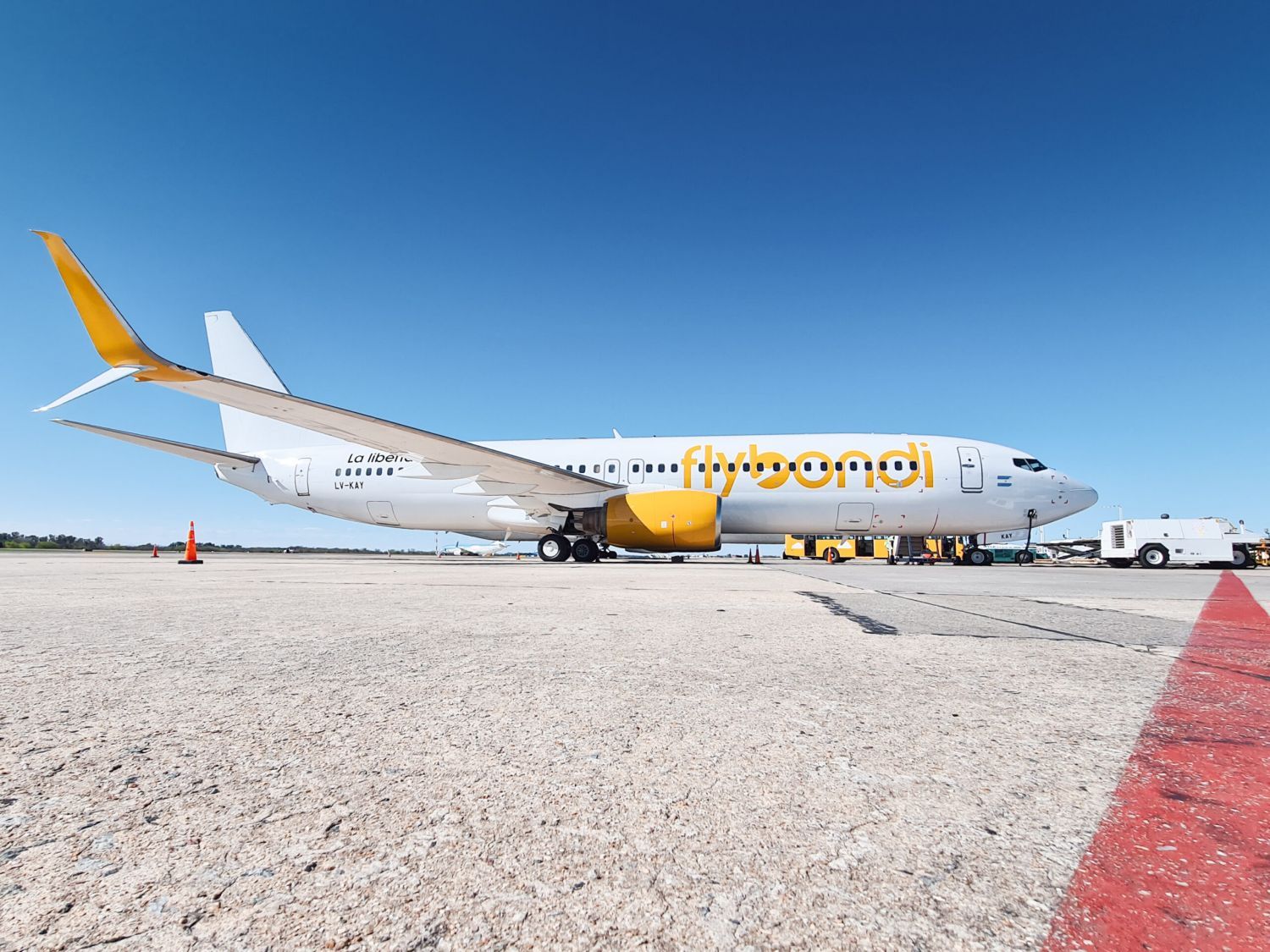 Llegó al aeropuerto de Ezeiza el nuevo Boeing 737 de Flybondi