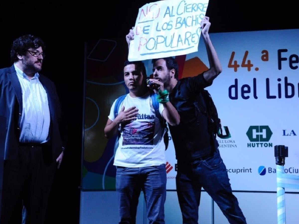Reclamo estudiantil en la Feria del Libro por el cierre de profesorados