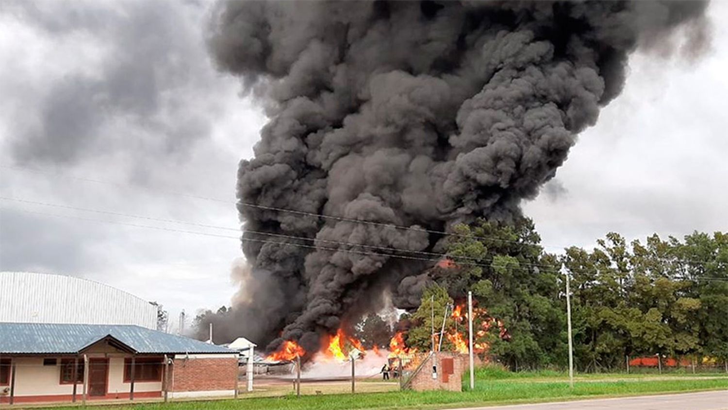 Explotó una fábrica en Santa Fe: murió una persona y el humo se vio desde Paraná