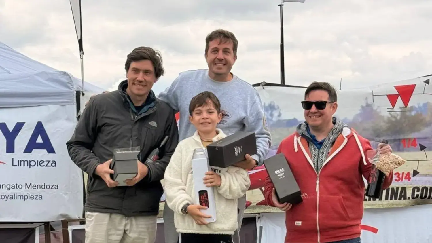 Al centro del podio aparecen Javier y Nicolás Casco, padre e hijo, que triunfaron en el Campeonato de Aeromodelismo realizado en Tupungato, Mendoza.