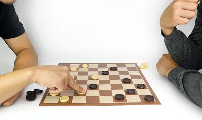 Entre internas, ambiciones y juegos de damas