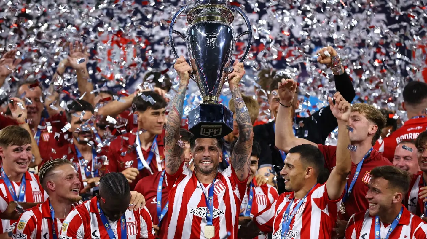 El festejo de Estudiantes en San Nicolás: el Pincha dio vuelta la final ante Platense y levantó el Trofeo de Campeones 2025.