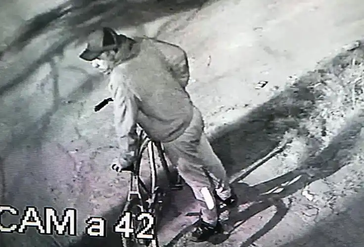 No vio al ladrón que estaba dentro de su casa