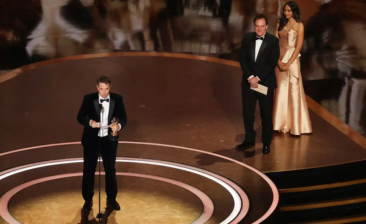 Sean Baker recibe el Oscar como Mejor Director por "Anora" bajo la mirada de Quentin Tarantino