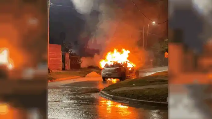 El auto incendiado