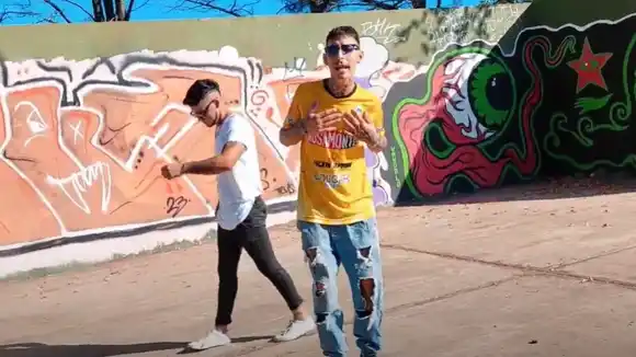 "Por eso no salen artistas de este pueblo": dos cumbieros de Chacabuco, furiosos por las críticas a su nuevo videoclip