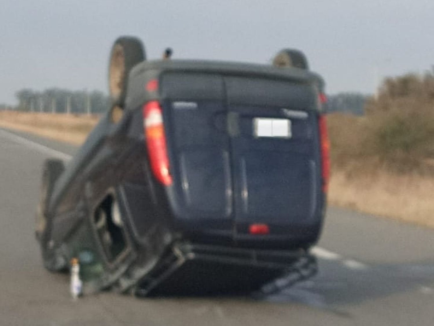 Tres mujeres resultaron heridas tras volcar su auto cerca de La Francia