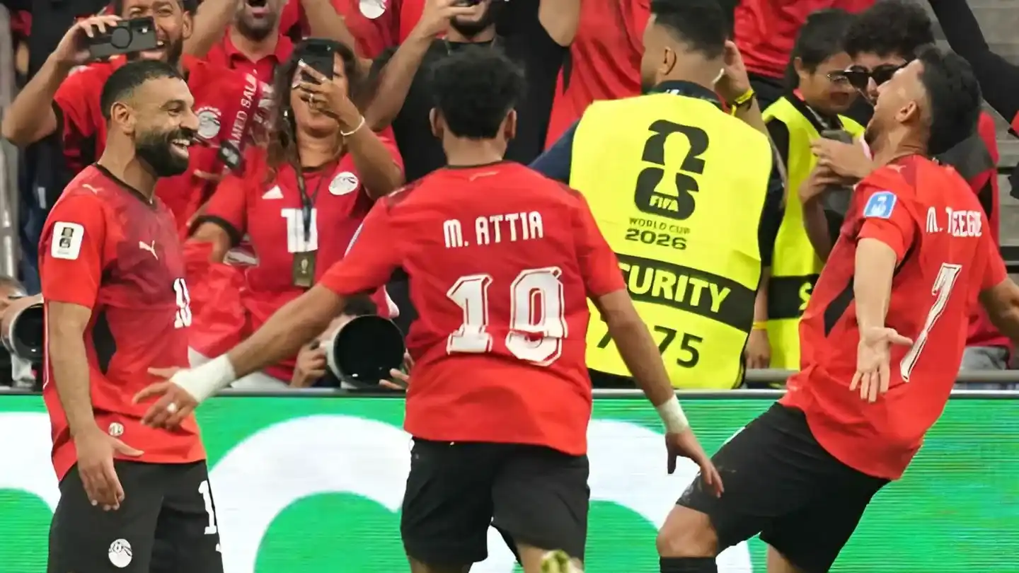 Festeja Salah. Festeja Egipto. Los egipcios lograron su primer triunfo en la historia en una Copa del Mundo. Foto: AP