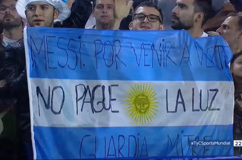 «Messi por venir a verte no pagué la luz», la ingeniosa bandera dedicada al 10