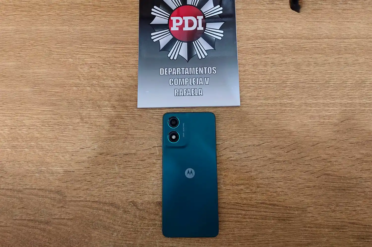 Dejó su celular un minuto sobre la cama, fue a la cocina, volvió y "desapareció": requisaron una casa y lo recuperaron