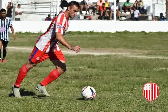 Libertad enfrenta a Achirense en el estadio de San Lorenzo de Villa Adela