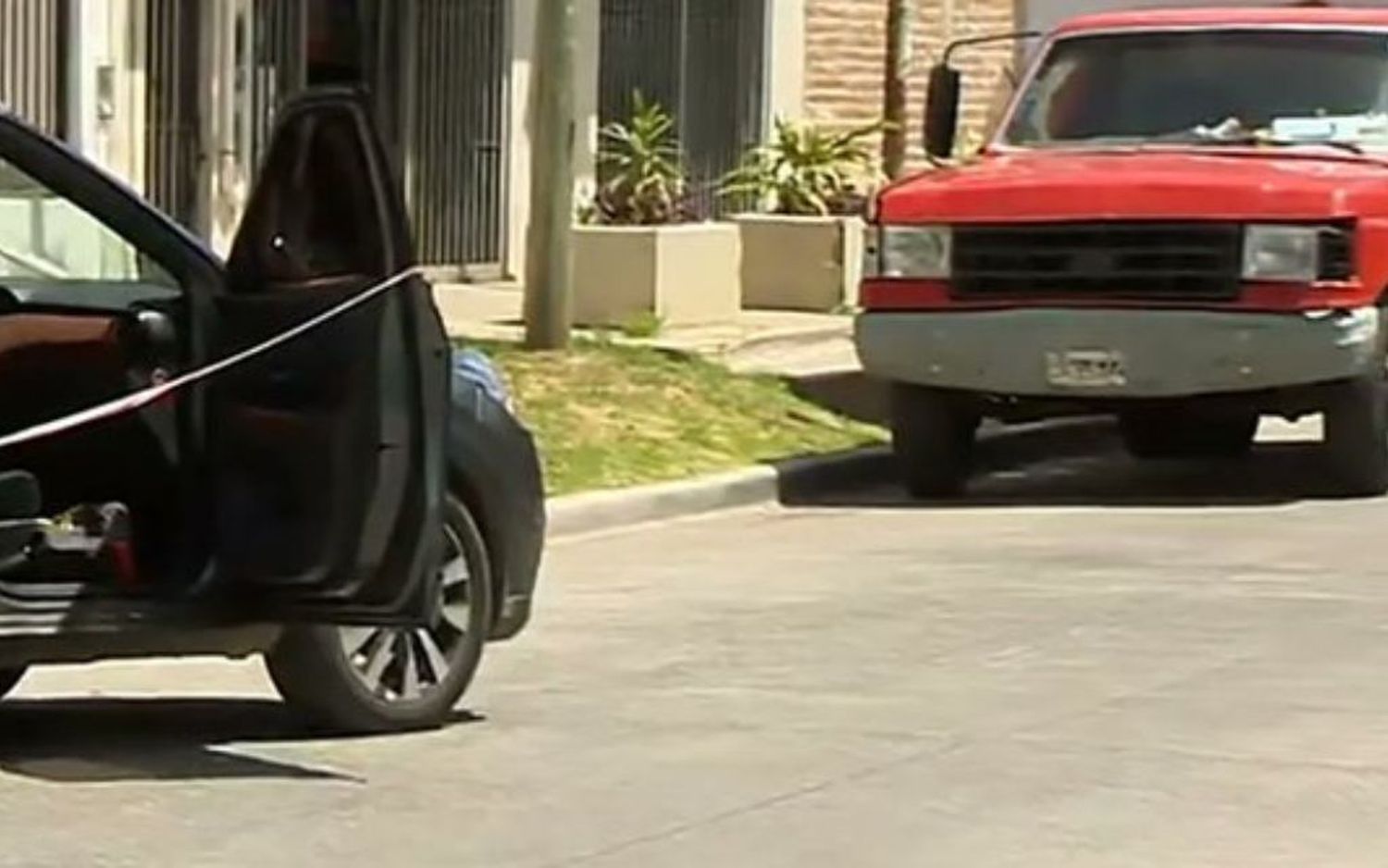 El efectivo estaba al mando de la camioneta roja y los malvivientes se trasladaban en el Nissan gris, robado en Morón.