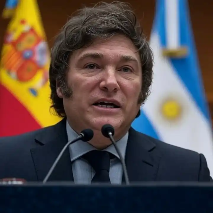 Premio. Milei recibirá el galardón del Club de los Viernes, en Madrid. Imagen generada por IA.