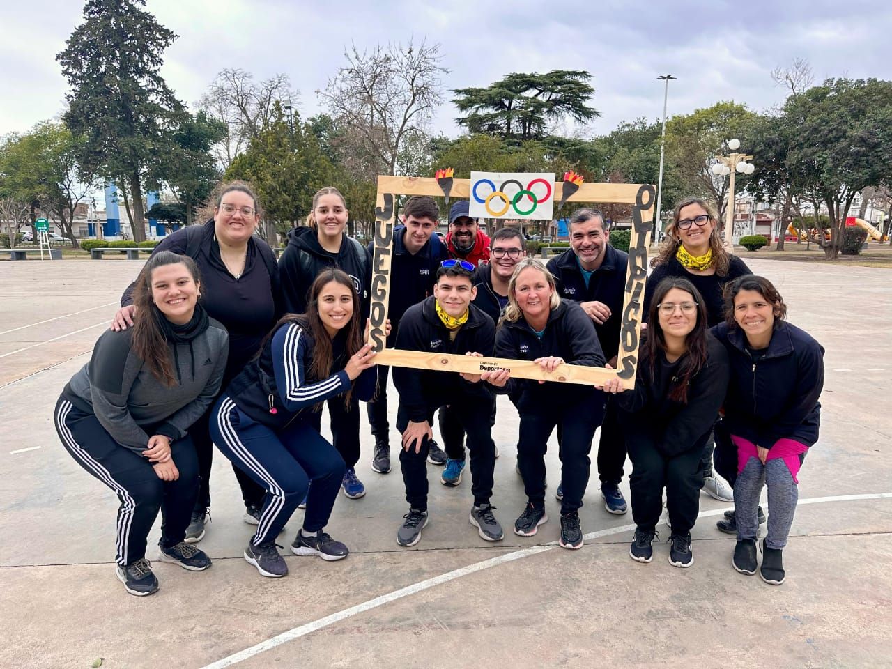 Los profes de la colonia que coordinaron los juegos.