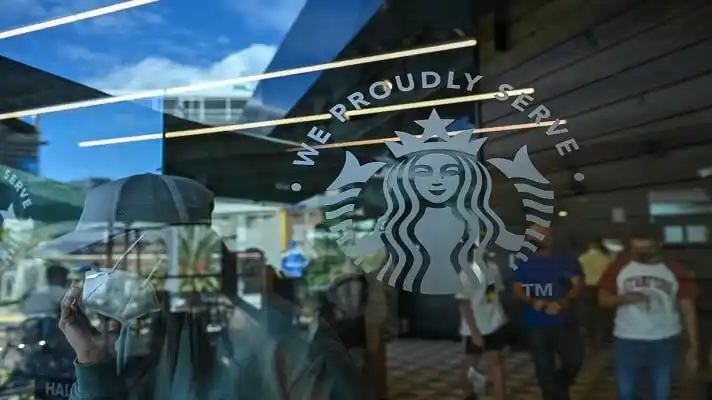 Supermercado retira por completo el logo de Starbucks tras «acuerdo amistoso» con la marca