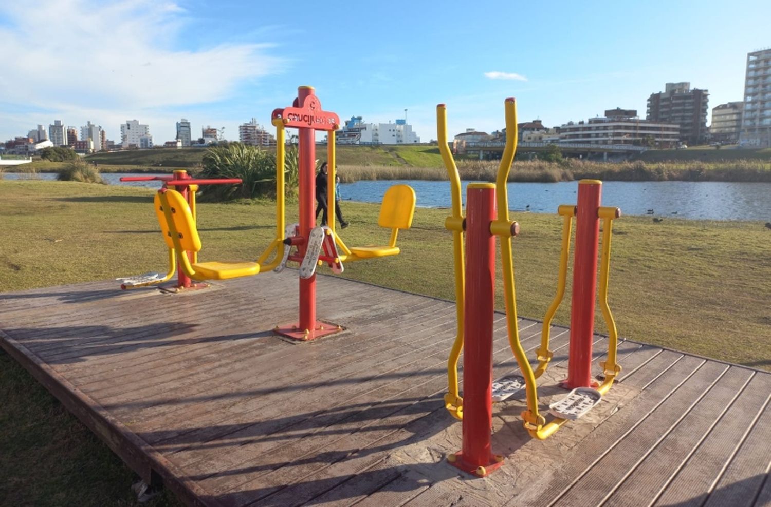 Instalan dos nuevas plazas saludables con equipamiento de calidad en Punta Mogotes