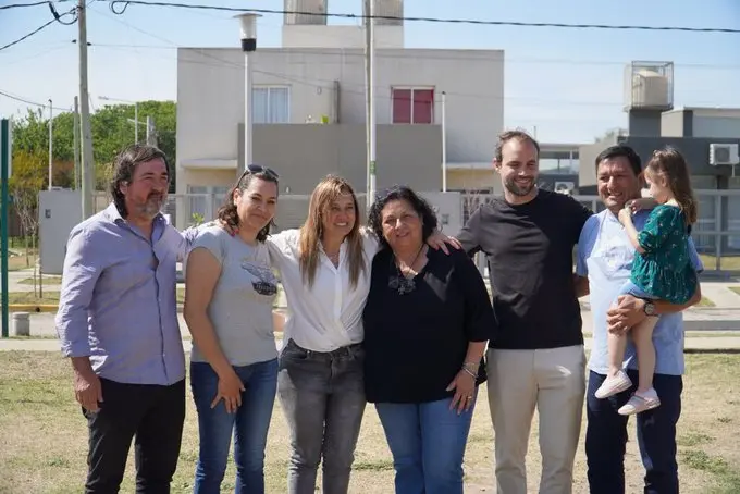 Merlo: Karina Menéndez entregó 13 viviendas del ProcreAr II