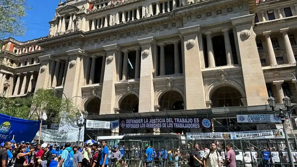 La movilización de la CGT frente a tribunales.