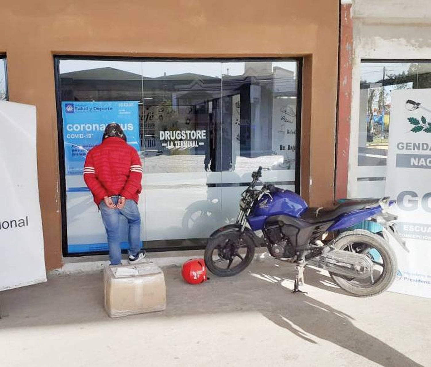 Gendarmería  arrestó a dos  personas que  retiraron una  encomienda vigilada