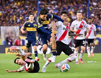 Zeballos lucha cuerpo a cuerpo con Portillo.