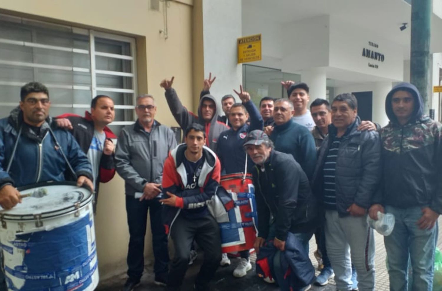 Puesteros de la playa pública de Mogotes exigen los permisos para trabajar