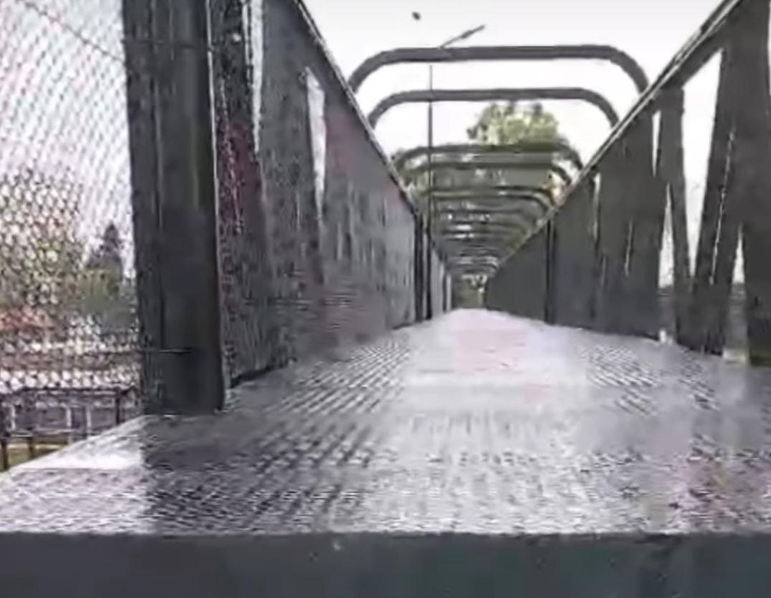 El puente peatonal une el barrio Centro con el sector norte de Rufino.