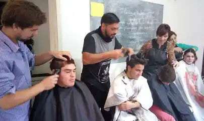 Cortes de pelo gratis, talleres y donaciones de ropa y alimentos para chicos