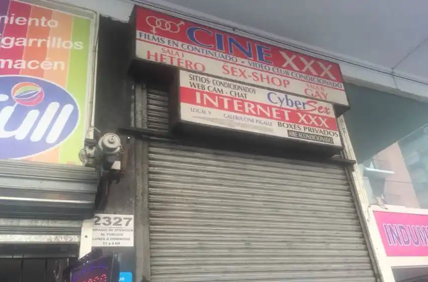 Encontraron a un hombre muerto en una sala de un cine triple X