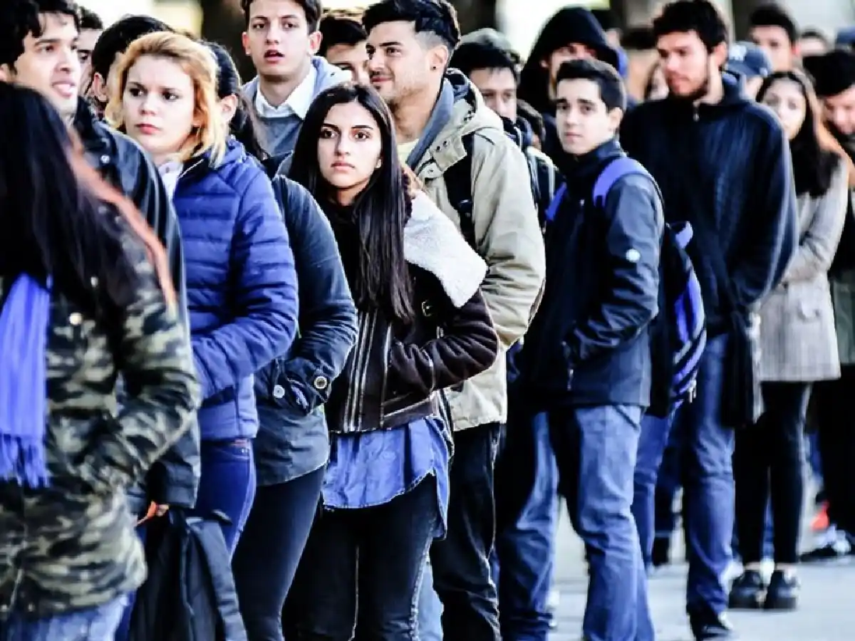 El desempleo juvenil más que triplica al de los adultos