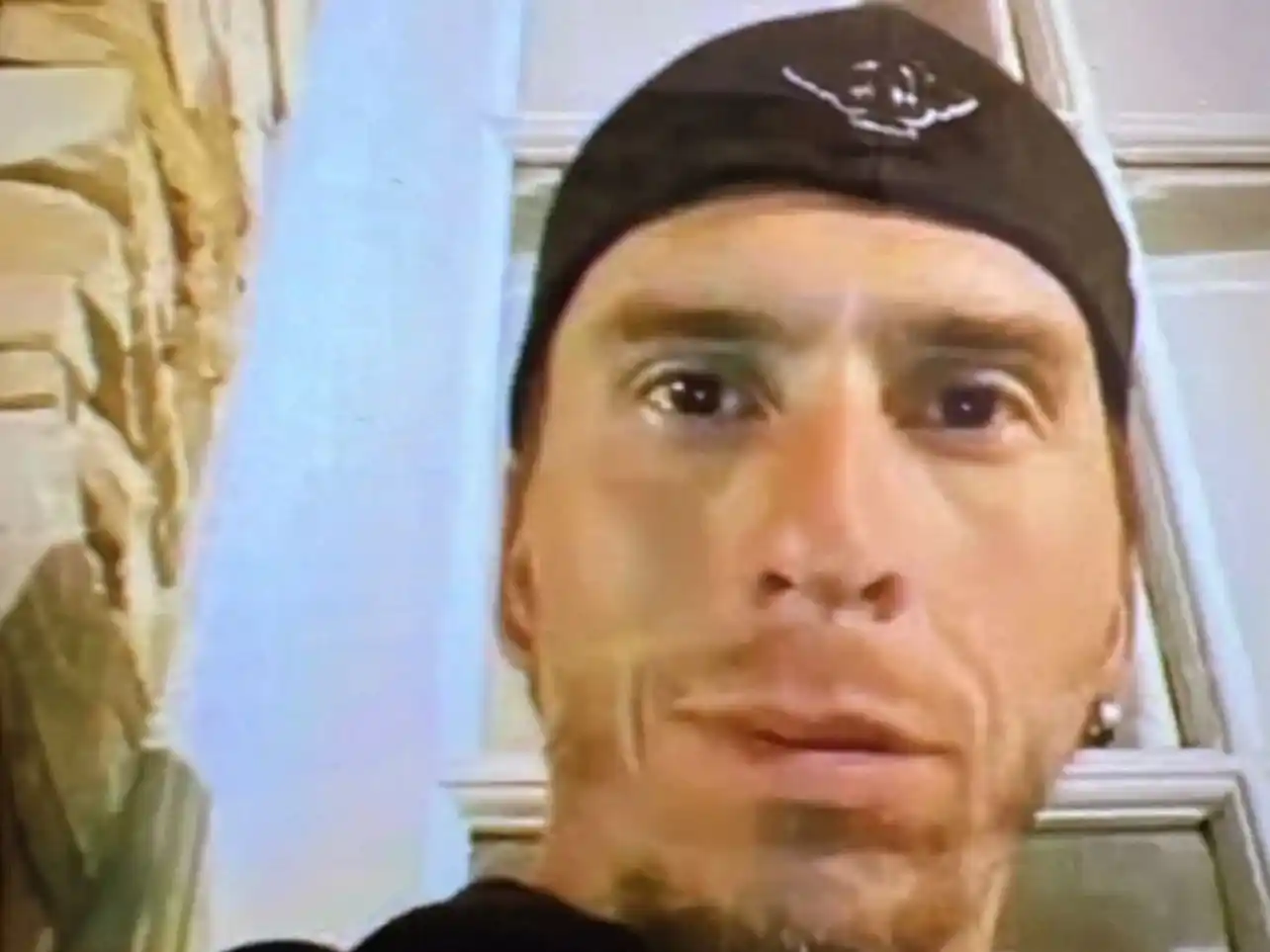 El hombre fallecido esta madrugada en un confuso episodio frente a una vivienda de calle 111 al 1800, contaba con antecedentes por intento de robo