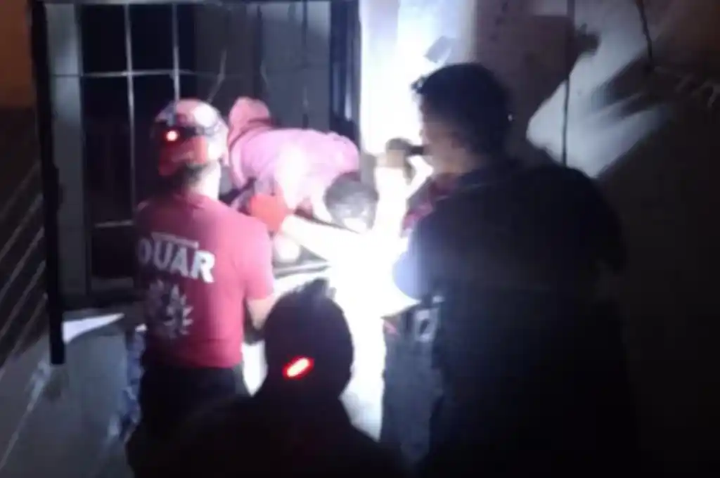 Los bomberos intervinieron para rescatar al delincuente.