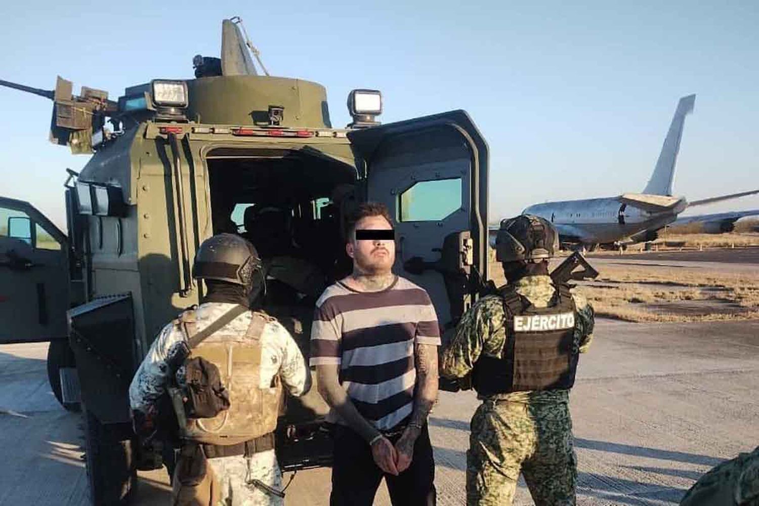 Ricardo Gonzalez en el aeropuerto de Nuevo Laredo