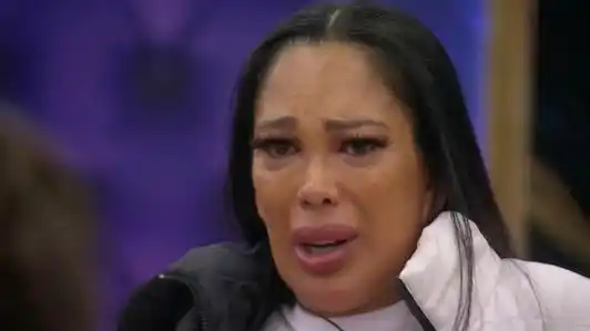 Efectivos de la Policía Federal se presentaron en el canal para notificar a una participante.