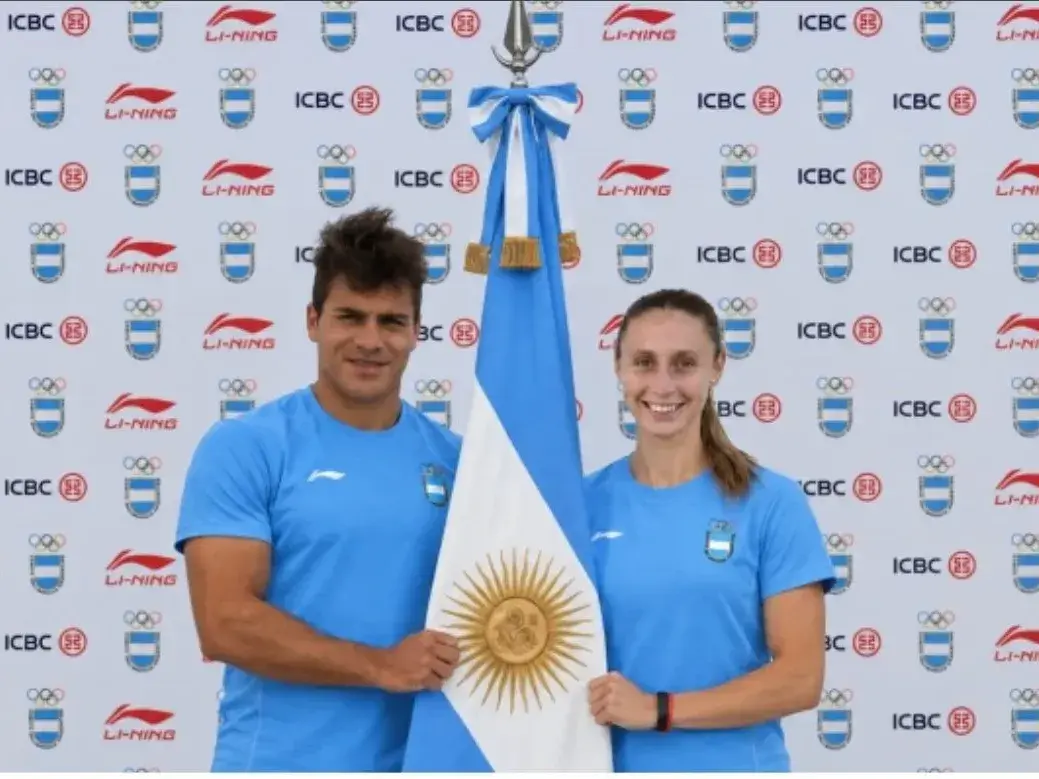 Rézola y Cairo, los abanderados de la delegación argentina en los Juegos Suramericanos 2026. Foto: COA
