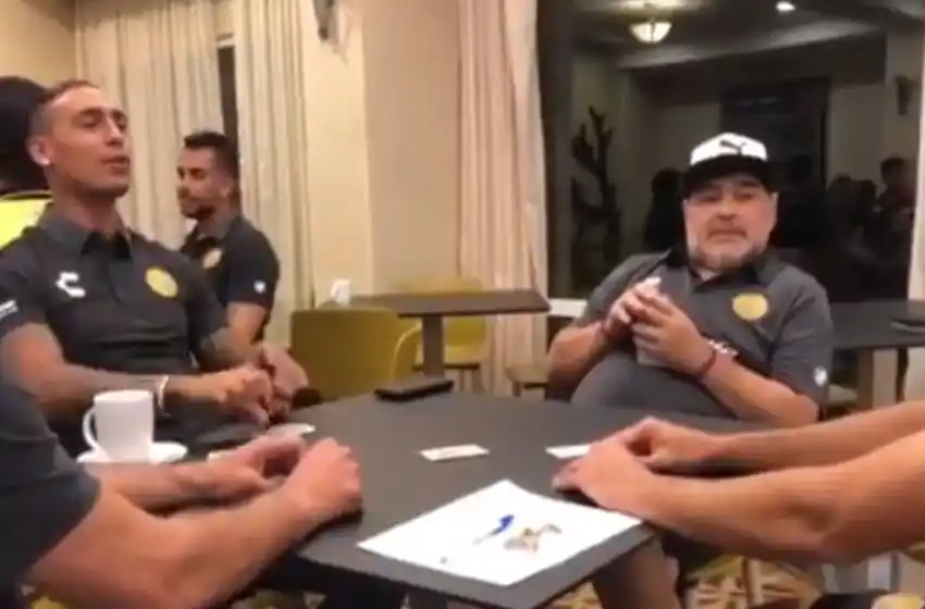 Le vieron cara de mentiroso: Maradona cantó falta envido con 20 y perdió