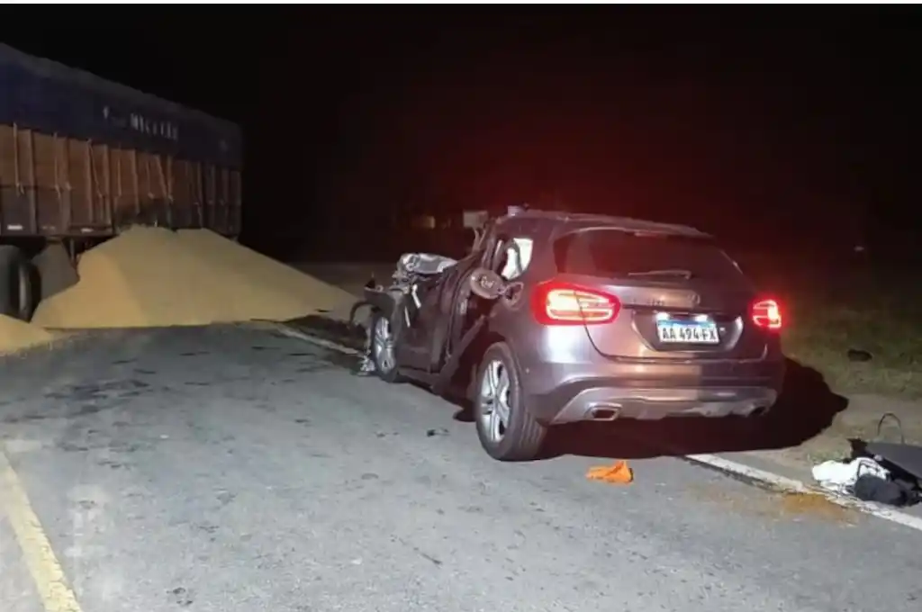 Ruta 88: un auto chocó contra un acoplado suelto, murieron un hombre y un niño