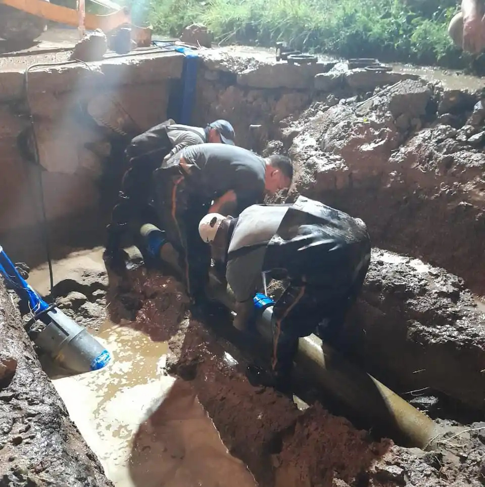 Siguen trabajando en la rotura del caño de agua que obligó a reducir el servicio en la ciudad