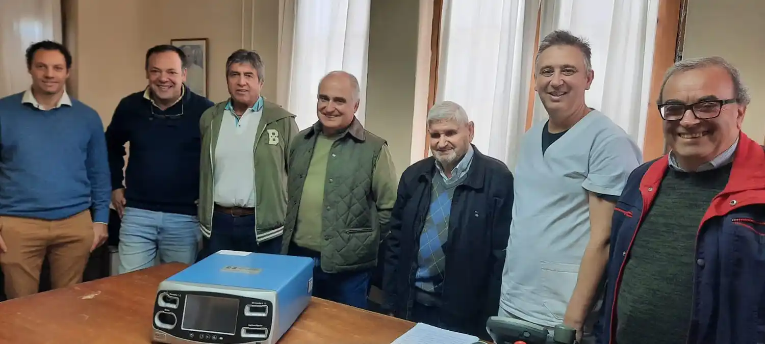 La Comisión Amigos entregó un nuevo electrobisturí para el sector de Cirugía del Centro de Salud