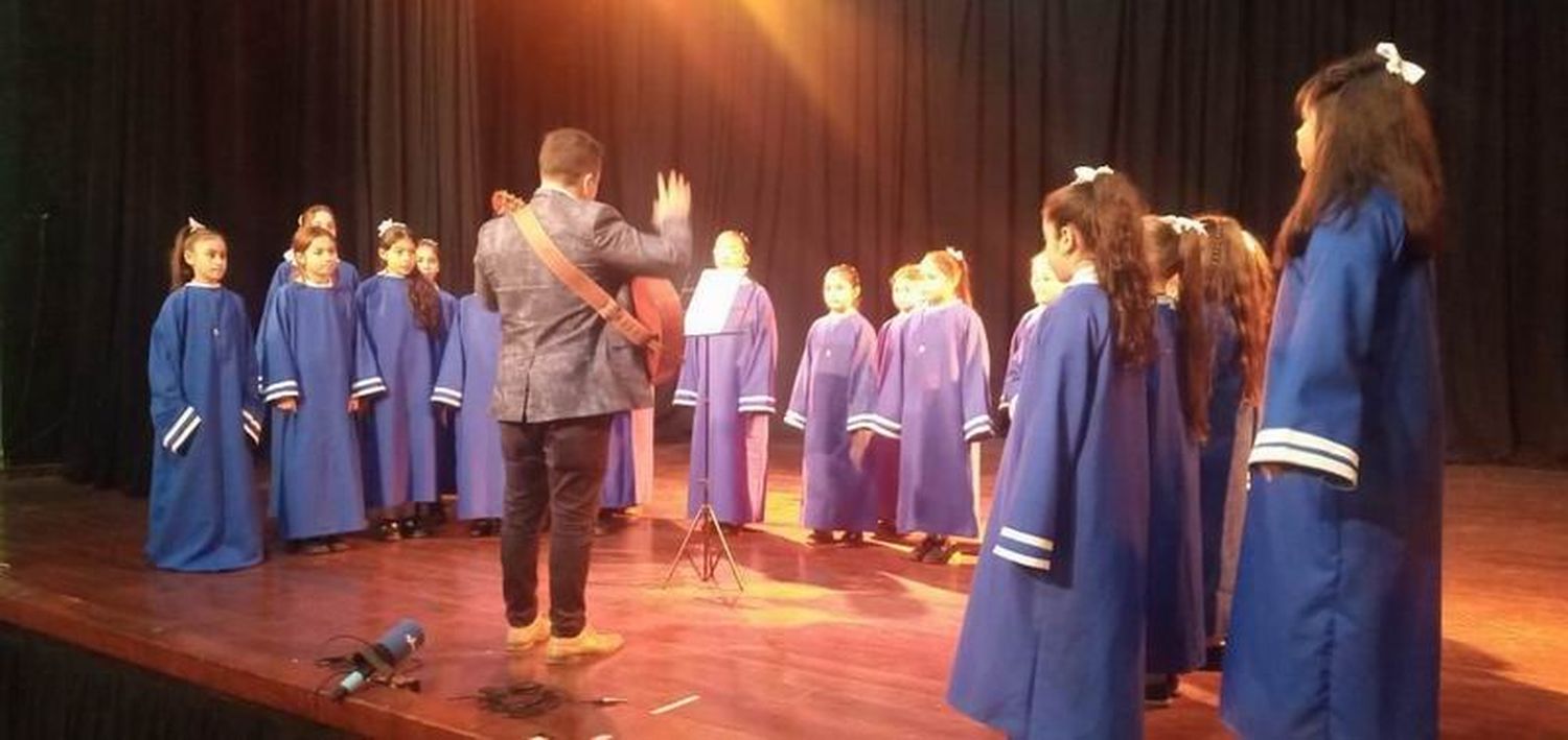 Homenajearon a Chiquita Milanese con un 
encuentro coral en el Teatro de la Ciudad