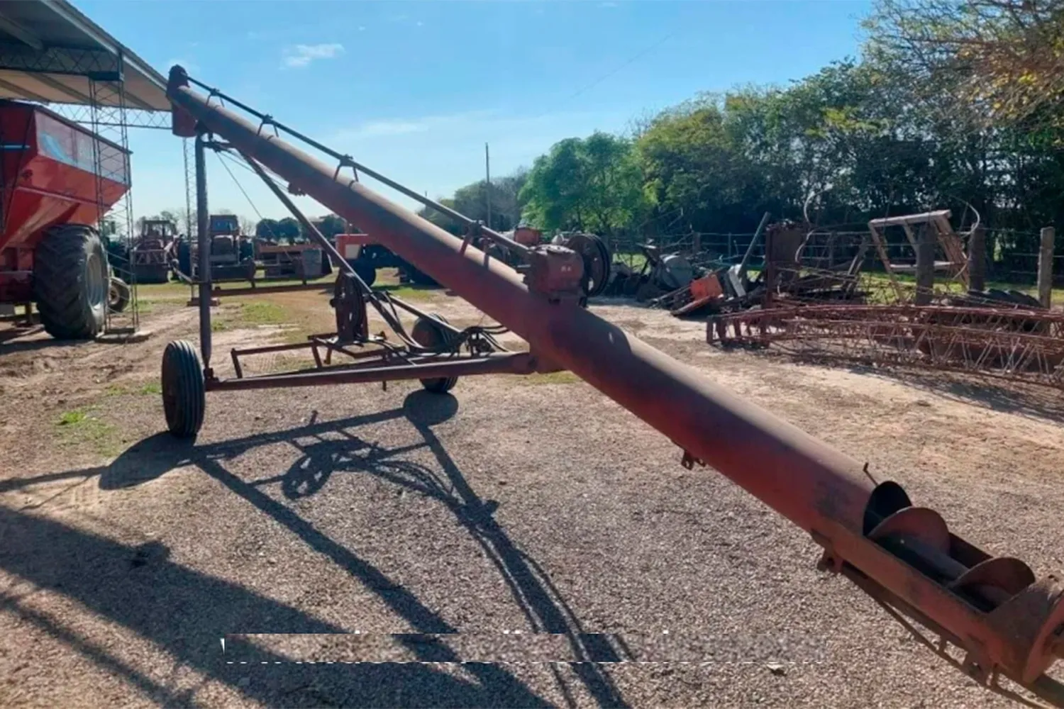 Un chico sufrió graves heridas al quedar atrapado en una máquina de granja