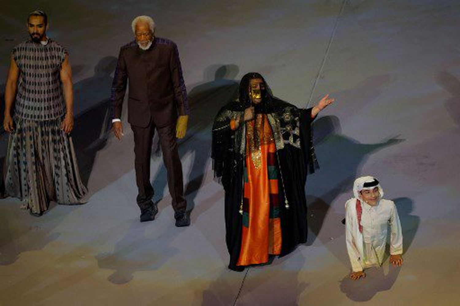 Morgan Freeman la cantante catarí Dana al-Fardan, y el YouTuber catarí Ghanim al Muftah participaron en la ceremonia inaugural del Mundial. Foto AFP