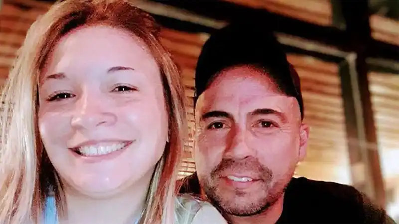 A un mes de perder a su hijo y marido en un temporal, reabrió el lavadero de autos familiar