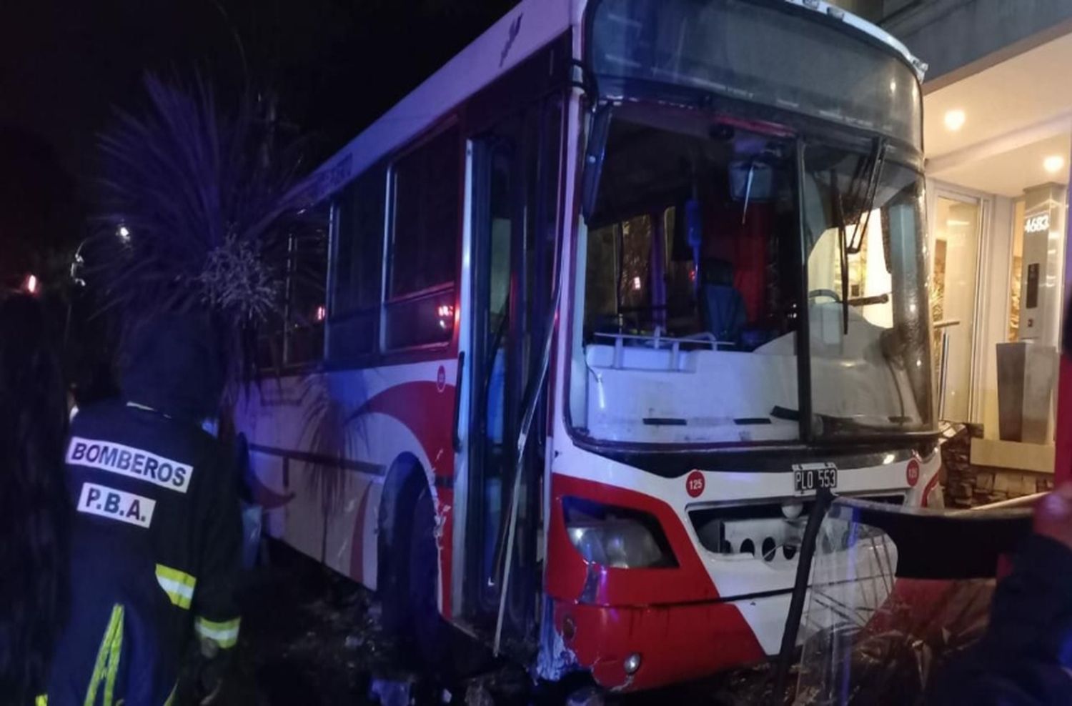 Investigan qué le pasó a un chofer que se fue sobre el frente de un edificio