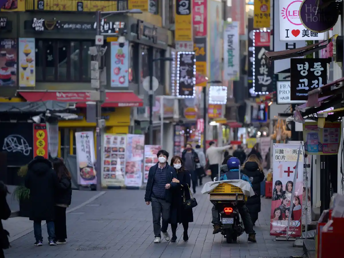La OMS anunció que los casos de coronavirus en el mundo bajaron un 17% en la última semana