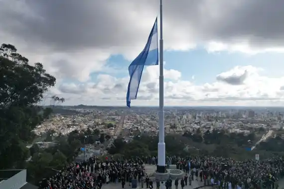 ¿Usan más de una bandera para el mástil del Parque Independencia? La respuesta es sí