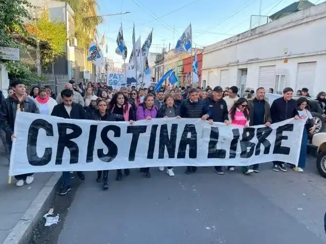 Militantes justicialistas se manifestaron en Paraná en defensa de Cristina Kirchner