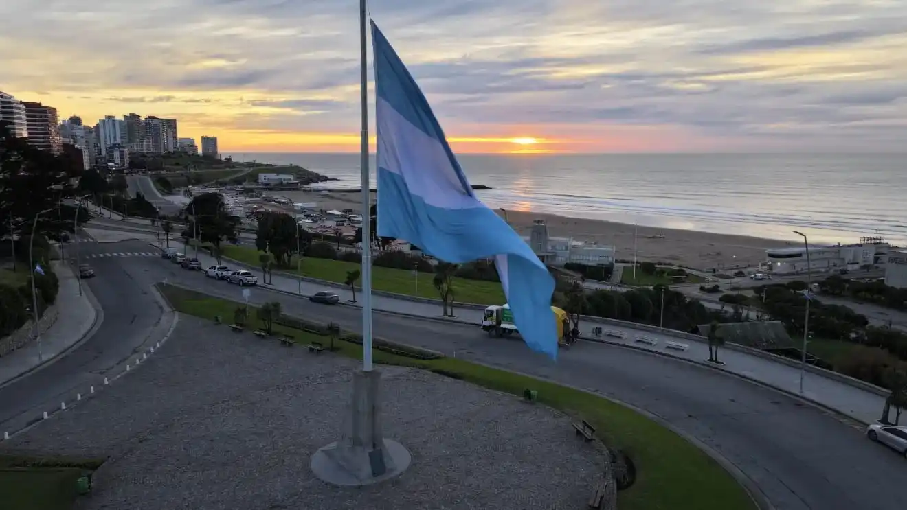 La bandera argentina fue izada por primera vez el 27 de febrero de 1812 a orillas del Río Paraná.