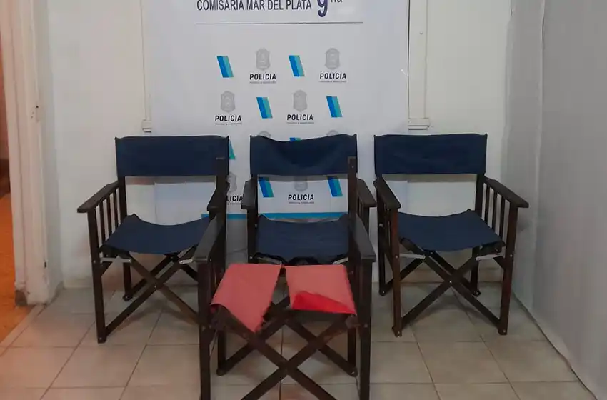 Robó tres sillas de madera de la puerta de un restorán