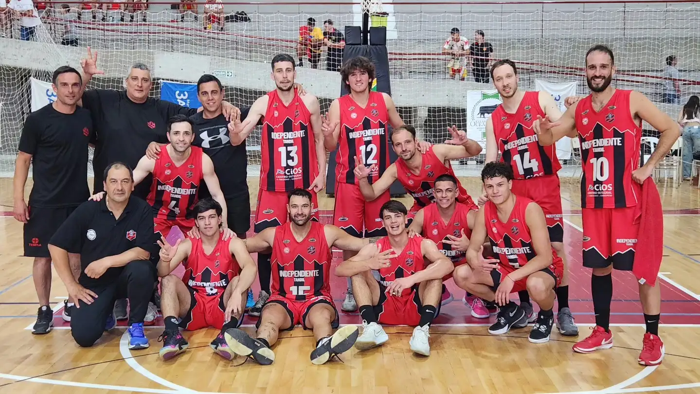 El plantel rojinegro tras obtener el tercer puesto en Tres Arroyos.

Foto: Nicolás Pintueles